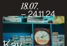 Traces of Time / Botschaft Luxemburg Das Bild zeigt das Plakat zur Ausstellung ‚Traces of Time‘ des Künstlers Kay Walkowiak, die von 18.07. – 24.11.2024 im Waasertuerm + Pomhouse des CNA Dudelange gezeigt wird