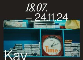 Traces of Time / Botschaft Luxemburg Das Bild zeigt das Plakat zur Ausstellung ‚Traces of Time‘ des Künstlers Kay Walkowiak, die von 18.07. – 24.11.2024 im Waasertuerm + Pomhouse des CNA Dudelange gezeigt wird
