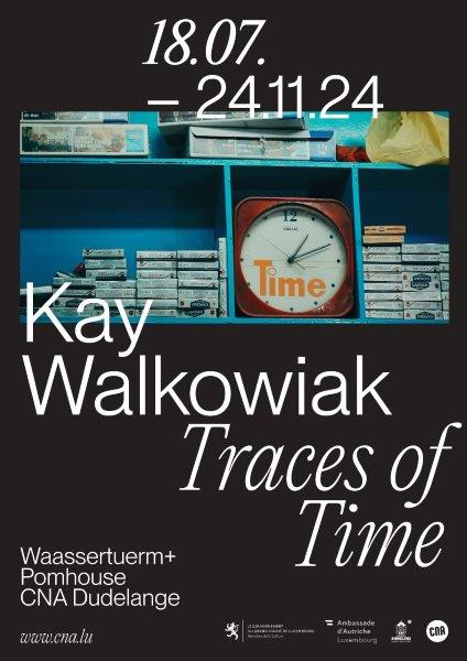 Das Bild zeigt das Plakat zur Ausstellung ‚Traces of Time‘ des Künstlers Kay Walkowiak, die von 18.07. – 24.11.2024 im Waasertuerm + Pomhouse des CNA Dudelange gezeigt wird