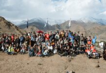 Land Art Ausstellung / Kulturforum New Delhi Das Bild zeigt die Besucherinnen und Beuscher, Organisatorinnen und Organisatoren, Künstlerinnen und Künstler zur Eröffnung des sā 2024