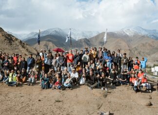 Land Art Ausstellung / Kulturforum New Delhi Das Bild zeigt die Besucherinnen und Beuscher, Organisatorinnen und Organisatoren, Künstlerinnen und Künstler zur Eröffnung des sā 2024