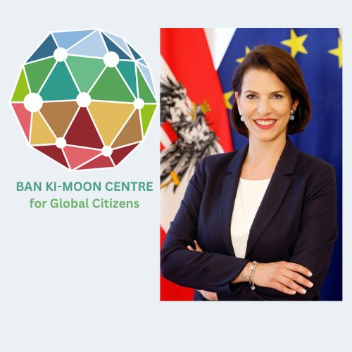 Das Bild zeigt das Logo des Ban Ki-moon Centre for Global Citizens auf der linken Hälfte, und Karoline Edtstadler, Bundesministerin für EU und Verfassung im Bundeskanzleramt der Republik Österreich, auf der rechten Bildhälfte