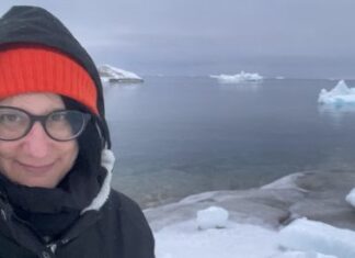 Sommer i Berlevåg./ Botschaft Oslo Das Bild zeigt die Regisseurin und Sangam Sharma während der Dreharbeiten zu „At Europe’s End“ in Nordnorwegen