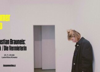 DAS SOMMERKINO – DIE VERMIETERIN (Sebastian Brauneis) / Kulturforum Prag Das Bild zeigt eine Szene des Films mit der Protagonistin und Informationen zur Vorführung am 31. Juli 2024 im Kinsky-Garten in Prag