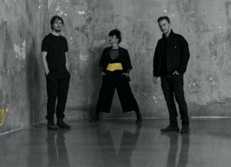 Bohemia JazzFest / Kulturforum Prag Das Bild zeigt die drei Bandmitglieder der Wiener Band /kry stehend vor einer alten Wand