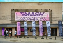 Anibar Film Festival / Botschaft Pristina Das Bild zeigt eine Gruppe von Personen und Poster des Festivals auf der Straße vor einem Kino in Peja