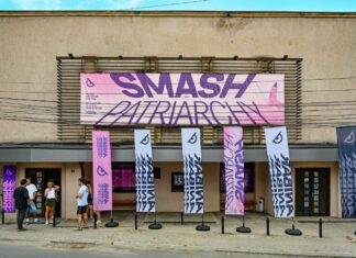 Anibar Film Festival / Botschaft Pristina Das Bild zeigt eine Gruppe von Personen und Poster des Festivals auf der Straße vor einem Kino in Peja