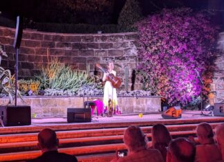 KISS OF LIFE | Julia Malischnig / Kulturforum Rom Das Bild zeigt die Sängerin und Gitarristin Julia Malischnig bei ihrem Konzert im Garten des Österreichischen Kulturforums in Rom.