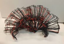 Re-Cycle, Re-Use, Re-Think. Poetic Recycling. Waste No More./ Kulturforum Zagreb Das Bild zeigt ein Kunstwerk aus Plastikmüll in Form eines Fächers