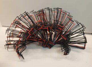 Re-Cycle, Re-Use, Re-Think. Poetic Recycling. Waste No More./ Kulturforum Zagreb Das Bild zeigt ein Kunstwerk aus Plastikmüll in Form eines Fächers