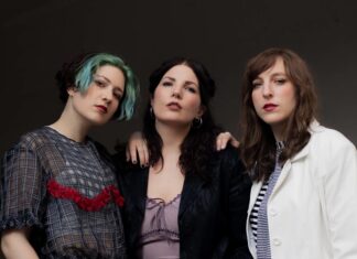 Österreich-Tag in Olomouc / Kulturforum Prag Das Bild zeigt drei Mitglieder der Band DIVES beisammenstehend der Kamera zugewandt und vor dunklem Hintergrund