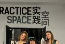 Ausbruch-Konzert in Singapur / Botschaft Singapur Das Bild zeigt die jungen Künstler nach dem Konzert „Ausbruch“ im Veranstaltungsort „Theatre Practice“ in Singapur