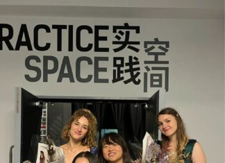 Ausbruch-Konzert in Singapur / Botschaft Singapur Das Bild zeigt die jungen Künstler nach dem Konzert „Ausbruch“ im Veranstaltungsort „Theatre Practice“ in Singapur