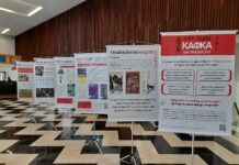 Kafka Ausstellung und Performance / Botschaft Brasilia Das Bild zeigt 6 Roll-ups der Ausstellung "Franz Kafka - Leben, Werk und Verwandlungen (1883-1924)" in Foyer der öffentlichen Bibliothek von Paraná