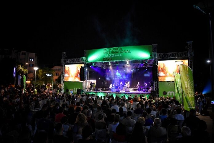 Das Bild zeigt den Auftritt einer mehrköpfigen Jazz-Band mit vollem Publikum.