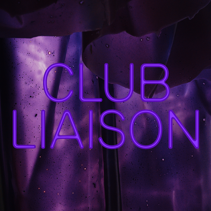 • Sattviolette Latexvorhänge, davor der Schriftzug „Club Liaison“ in Neonlettern