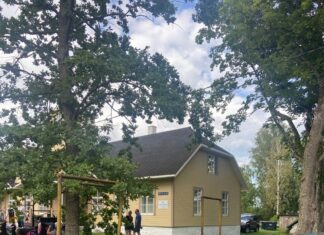 Viru Folk – Das Jahr der Alpen / Botschaft Tallinn Das Bild zeigt Festivalbesucherinnen und Besucher in fröhlicher Stimmung und das Plakat des Festivals