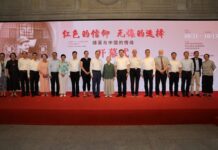 Ausstellung: „Dr. Frey’s Dedication to China“ / Generalkonsulat Shanghai Das Bild zeigt die österreichische Konsulin Teresa Bauer und lokalen Regierungsbeamtinnen und -beamte zusammen mit Richard Freys Ehefrau bei der Eröffnung der Ausstellung im Shanghai History Museum.