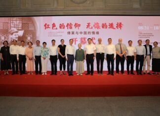 Ausstellung: „Dr. Frey’s Dedication to China“ / Generalkonsulat Shanghai Das Bild zeigt die österreichische Konsulin Teresa Bauer und lokalen Regierungsbeamtinnen und -beamte zusammen mit Richard Freys Ehefrau bei der Eröffnung der Ausstellung im Shanghai History Museum.