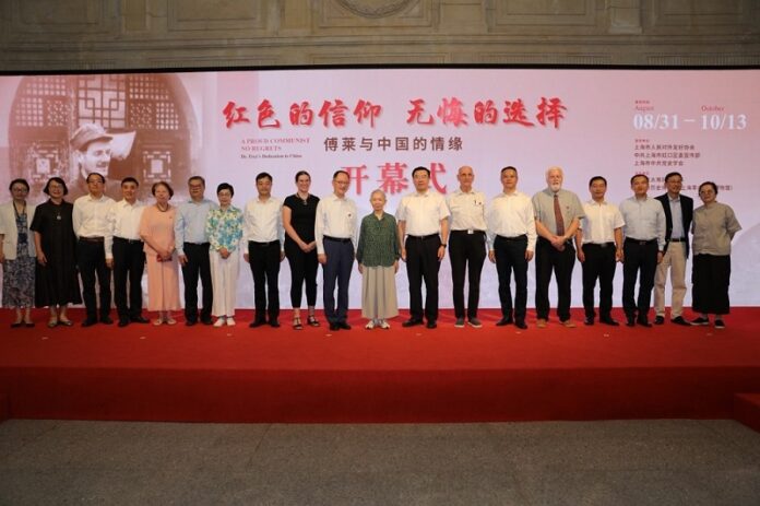 Das Bild zeigt die österreichische Konsulin Teresa Bauer und lokalen Regierungsbeamtinnen und -beamte zusammen mit Richard Freys Ehefrau bei der Eröffnung der Ausstellung im Shanghai History Museum.