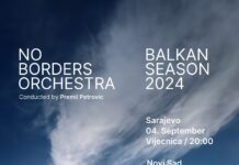 No Borders Orchestra / Kulturforum Belgrad Das Bild zeigt das Konzertplakat auf dem auf der unteren Hälfte des Plakates ein grünes Straßenschild gezeigt wird auf welchem „Turning Point Just Ahead“ steht. Auf oberen Hälfte des Plakates sind vor einem blauen Himmel als Hintergrund die Kerndaten der Veranstaltung eingefügt: 6. September 20:00 Novi Sad Sinagogue