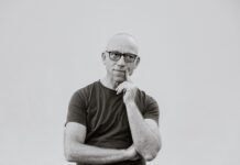 Tanzperformance „end.less.bow“ / Kulturforum Bern Das Bild zeigt ein schwarz-weiß Portrait von Bert Gstettner in nachdenklicher Haltung.