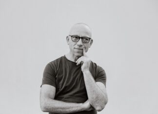 Tanzperformance „end.less.bow“ / Kulturforum Bern Das Bild zeigt ein schwarz-weiß Portrait von Bert Gstettner in nachdenklicher Haltung.