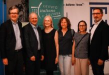 Filmvorführung „Fioretta“ / Kulturforum Bratislava Von links: Johannes Wimmer, österreichischer Botschafter in der Slowakei; Randol Schoenberg; Sandra Diepenseifen, Direktorin des Österreichischen Kulturforums Bratislava; Katarína Lesná und Marcela Mokráňová, Österreichisches Kulturforum Bratislava; Tomáš Stern, Direktor des Festivals „Mazel Tov“