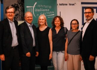 Filmvorführung „Fioretta“ / Kulturforum Bratislava Von links: Johannes Wimmer, österreichischer Botschafter in der Slowakei; Randol Schoenberg; Sandra Diepenseifen, Direktorin des Österreichischen Kulturforums Bratislava; Katarína Lesná und Marcela Mokráňová, Österreichisches Kulturforum Bratislava; Tomáš Stern, Direktor des Festivals „Mazel Tov“