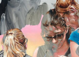 Ausstellung „ACT THREE“ / Kulturforum Bratislava Das Bild zeigt das Gemälde von Martin Veigl „street romance 2024“, Öl auf Leinwand. Es zeigt eine braunhaarige Frau mit Sonnenbrille in blauem T-Shirt von vorne umgeben von zwei brünetten Frauen und einem weißhaarigen Mann mit Kappe, die von der Seite bzw. von hinten zu sehen sind.