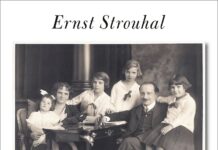 Ernst Strouhal / Kulturforum Brüssel Das Bild zeigt das Buchcover von Ernst Strouhals Roman „Vier Schwestern“. Oben auf dem Cover steht der Name „Ernst Strouhal“ in schwarzer Schrift, darunter ein Schwarz-Weiß-Foto. Auf dem Bild sind vier Mädchen im Alter von einem Kleinkind bis zu einem Teenager zu sehen. Die vier Mädchen sitzen zusammen mit ihren Eltern an einem Tisch. Von links nach rechts sehen wir das jüngste Mädchen auf dem Schoß seiner Mutter. Auf der rechten Seite der Mutter sitzt die älteste Tochter und dann die zweitälteste. Neben ihr sitzt der Vater und schließlich die zweitjüngste Tochter. Die Mädchen tragen alle die gleichen Schuluniformen: ein weißes, langärmeliges Hemd und einen knielangen Rock mit weißen Socken und schwarzen Schuhen, die Haare sind zu einem kurzen Bob geschnitten. Der Vater trägt einen dreiteiligen Anzug, hat kurzes Haar und einen Schnurrbart. Die Mutter hat kurzes Haar, man kann nicht sehen, was sie trägt. Unter dem Bild steht der Titel „Vier Schwestern“ in dunkelroter Schrift und der Untertitel „Fernes Wien, fremde Welt“ in rosa.