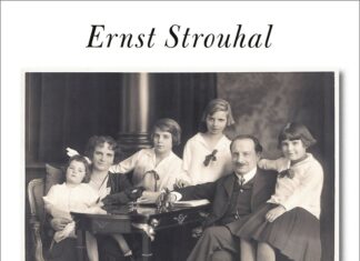 Ernst Strouhal / Kulturforum Brüssel Das Bild zeigt das Buchcover von Ernst Strouhals Roman „Vier Schwestern“. Oben auf dem Cover steht der Name „Ernst Strouhal“ in schwarzer Schrift, darunter ein Schwarz-Weiß-Foto. Auf dem Bild sind vier Mädchen im Alter von einem Kleinkind bis zu einem Teenager zu sehen. Die vier Mädchen sitzen zusammen mit ihren Eltern an einem Tisch. Von links nach rechts sehen wir das jüngste Mädchen auf dem Schoß seiner Mutter. Auf der rechten Seite der Mutter sitzt die älteste Tochter und dann die zweitälteste. Neben ihr sitzt der Vater und schließlich die zweitjüngste Tochter. Die Mädchen tragen alle die gleichen Schuluniformen: ein weißes, langärmeliges Hemd und einen knielangen Rock mit weißen Socken und schwarzen Schuhen, die Haare sind zu einem kurzen Bob geschnitten. Der Vater trägt einen dreiteiligen Anzug, hat kurzes Haar und einen Schnurrbart. Die Mutter hat kurzes Haar, man kann nicht sehen, was sie trägt. Unter dem Bild steht der Titel „Vier Schwestern“ in dunkelroter Schrift und der Untertitel „Fernes Wien, fremde Welt“ in rosa.
