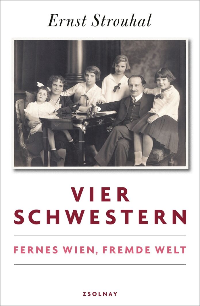 Das Bild zeigt das Buchcover von Ernst Strouhals Roman „Vier Schwestern“. Oben auf dem Cover steht der Name „Ernst Strouhal“ in schwarzer Schrift, darunter ein Schwarz-Weiß-Foto. Auf dem Bild sind vier Mädchen im Alter von einem Kleinkind bis zu einem Teenager zu sehen. Die vier Mädchen sitzen zusammen mit ihren Eltern an einem Tisch. Von links nach rechts sehen wir das jüngste Mädchen auf dem Schoß seiner Mutter. Auf der rechten Seite der Mutter sitzt die älteste Tochter und dann die zweitälteste. Neben ihr sitzt der Vater und schließlich die zweitjüngste Tochter. Die Mädchen tragen alle die gleichen Schuluniformen: ein weißes, langärmeliges Hemd und einen knielangen Rock mit weißen Socken und schwarzen Schuhen, die Haare sind zu einem kurzen Bob geschnitten. Der Vater trägt einen dreiteiligen Anzug, hat kurzes Haar und einen Schnurrbart. Die Mutter hat kurzes Haar, man kann nicht sehen, was sie trägt. Unter dem Bild steht der Titel „Vier Schwestern“ in dunkelroter Schrift und der Untertitel „Fernes Wien, fremde Welt“ in rosa.