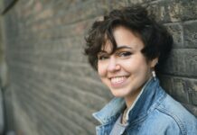 BotschafterInnen des Erinnerns / Kulturforum Bukarest Das Foto zeigt das Porträt der österreichischen Schriftstellerin Anna Goldenberg. Sie lächelt, während sie ihren Kopf der Kamera zuwendet.