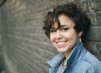 BotschafterInnen des Erinnerns / Kulturforum Bukarest Das Foto zeigt das Porträt der österreichischen Schriftstellerin Anna Goldenberg. Sie lächelt, während sie ihren Kopf der Kamera zuwendet.