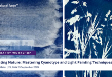 Fotografie Workshop und Ausstellung mit Sabine Maier / Kulturforum Kairo Das Bild zeigt den Veranstaltungsflyer mit dem Titel „Illuminating Nature: Mastering Cyanotype and Light Painting Techniques“. Im Hintergrund sind verschiedene Cyanotype Arbeiten von Sabine Maier abgebildet.