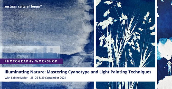 Das Bild zeigt den Veranstaltungsflyer mit dem Titel „Illuminating Nature: Mastering Cyanotype and Light Painting Techniques“. Im Hintergrund sind verschiedene Cyanotype Arbeiten von Sabine Maier abgebildet.