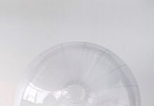 Judith P. Fischer and Uwe Hauenfels: Across Time. Form and Space. / Kulturforum New York Das Bild zeigt die Künstlerin Judith P. Fischer am Boden liegenden mit einem durchsichtigen ballartigen Kunstobjekt.