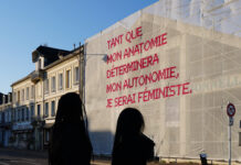Feministische Kunst im öffentlichen Raum / Kulturforum Paris Das Bild zeigt eines der Baunetze von Katharina Cibulka mit der eingestickte Aufschrift „Tant que mon anatomie determineramon autonomie, je serai feministe“
