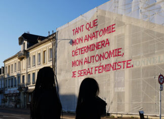 Feministische Kunst im öffentlichen Raum / Kulturforum Paris Das Bild zeigt eines der Baunetze von Katharina Cibulka mit der eingestickte Aufschrift „Tant que mon anatomie determineramon autonomie, je serai feministe“