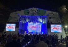 DIVES bei der 3. Ausgabe des EUNIC-Musikfestivals / Botschaft Ankara; Kulturforum Istanbul Das Bild zeigt die Bühne des Sound of Europe Festivals in Istanbul. Auf der Bühne performen die vier Musikerinnen von DIVES mit Gitarre, Gesang, Bass und Schlagzeug.