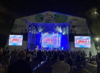 DIVES bei der 3. Ausgabe des EUNIC-Musikfestivals / Botschaft Ankara; Kulturforum Istanbul Das Bild zeigt die Bühne des Sound of Europe Festivals in Istanbul. Auf der Bühne performen die vier Musikerinnen von DIVES mit Gitarre, Gesang, Bass und Schlagzeug.