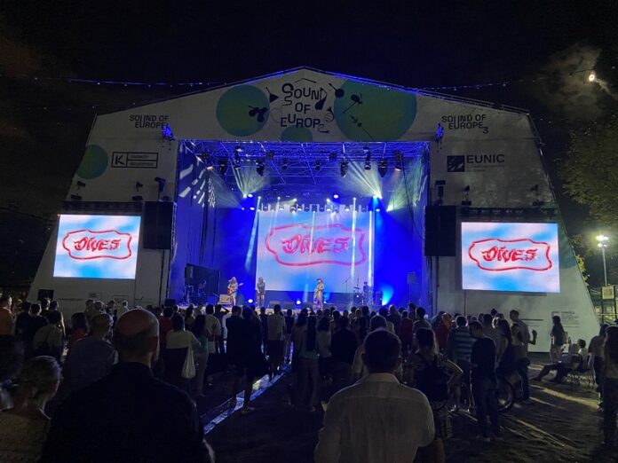 Das Bild zeigt die Bühne des Sound of Europe Festivals in Istanbul. Auf der Bühne performen die vier Musikerinnen von DIVES mit Gitarre, Gesang, Bass und Schlagzeug.