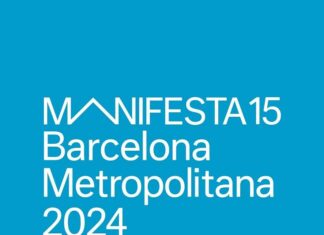 Manifesta 15 in Barcelona / Benera + Estefán / Kulturforum Madrid Das Bild zeigt das Werbeplakat der MANIFESTA 15, weisse Schrift vor blauem Hintergrund
