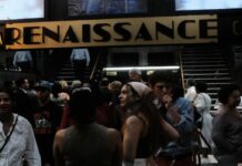 Hommage an Franz Kafka / Botschaft Rabat Zeigt den Eingang des Renaissance Kinos. Es zeigt wie nach der Vorstellung das Publikum das Kino verlässt.