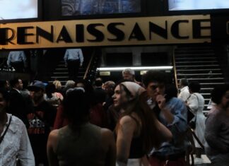 Hommage an Franz Kafka / Botschaft Rabat Zeigt den Eingang des Renaissance Kinos. Es zeigt wie nach der Vorstellung das Publikum das Kino verlässt.