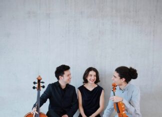 Konzertreihe Trio Callas / Kulturforen Ottawa, Wahington, New York Das Bild zeigt das Trio Callas: den Cellisten Lucas Garcia Muramoto mit seinem Instrument, die Klavierspielerin Bella Schütz und den Violinisten Miguel Rocha mit seiner Geige.
