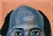 Aimez-vous Schönberg? / Kulturforum Brüssel Das Bild zeigt das Porträt Arnold Schönbergs im expressionistischen Stil. Der Hintergrund ist einfärbig in pfirsichfarbenem Rosa gehalten. Das Gesicht des Mannes wurde in Blautönen gemalt, mit einigen rosa Akzenten, die der Farbe des Hintergrundes entsprechen. Der Mann mittleren Alters schaut mit dunklen Augen und entspanntem Blick direkt auf den Betrachter des Bildes. Er hat eine Halbglatze, die dunklen Haare wachsen nur noch auf den Seiten seines Kopfes. Sein linkes Ohr ist sehr gut zu sehen, während sein rechtes nicht sichtbar ist. Schönberg trägt in diesem Porträt ein weißes Hemd und ein blaues Oberteil darüber, wovon man nur den Kragen sehen kann.