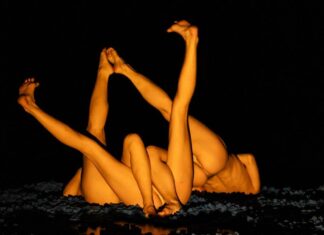 Zeitgenössisches Tanzfestival Alps Move / Kulturforum Mailand In die Höhe gereckte , ineinander verwobene nackte Beine