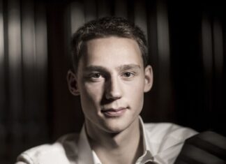 Bruckner and Beyond / Kulturforum New York Das Bild zeigt den österreichischen Konzertorganisten Lukas Hasler vor Orgelpfeifen